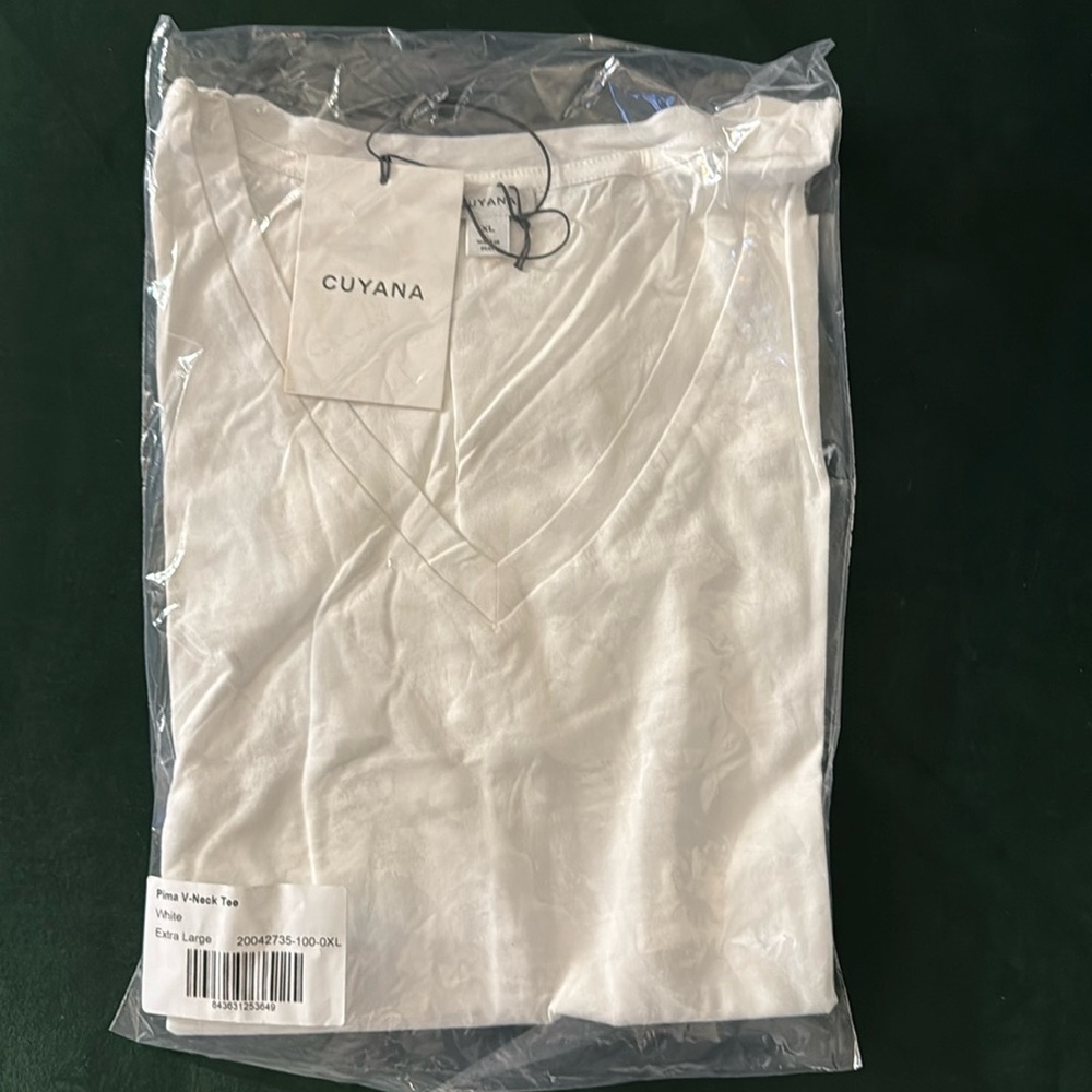 Cuyana Women’s VNeck white Pima Cotton Tee. Size XL. NWT